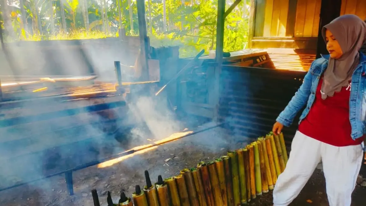 Uni Tina menyiapkan lamang tapai khas Minangkabau di Padang, kuliner tradisional warisan keluarga yang tetap terjaga cita rasanya.(Diskominfo)