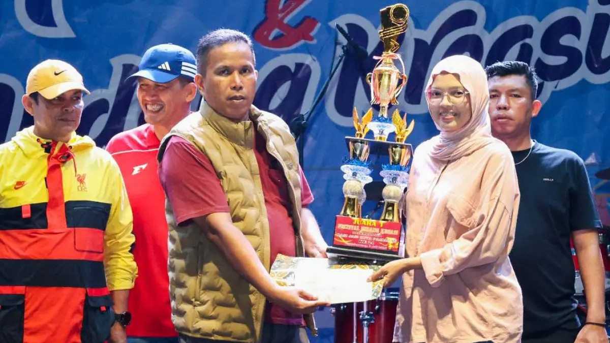 Wakil Wali Kota Pariaman Mulyadi menyerahkan hadiah kepada para pemenang Festival Indang Kreasi tingkat SD 2026 pada penutupan kegiatan di Lapangan Youth Center GOR Rawang, Jumat (3/7/2026) malam.