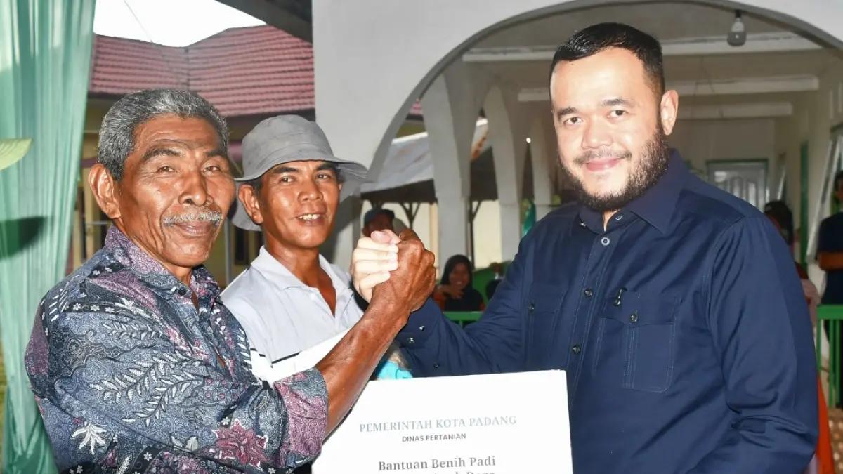 Wali Kota Padang Fadly Amran meluncurkan Program Padang Mandiri Benih Padi dan menyerahkan benih padi bersertifikat kepada kelompok tani.(Foto: Diskominfo)