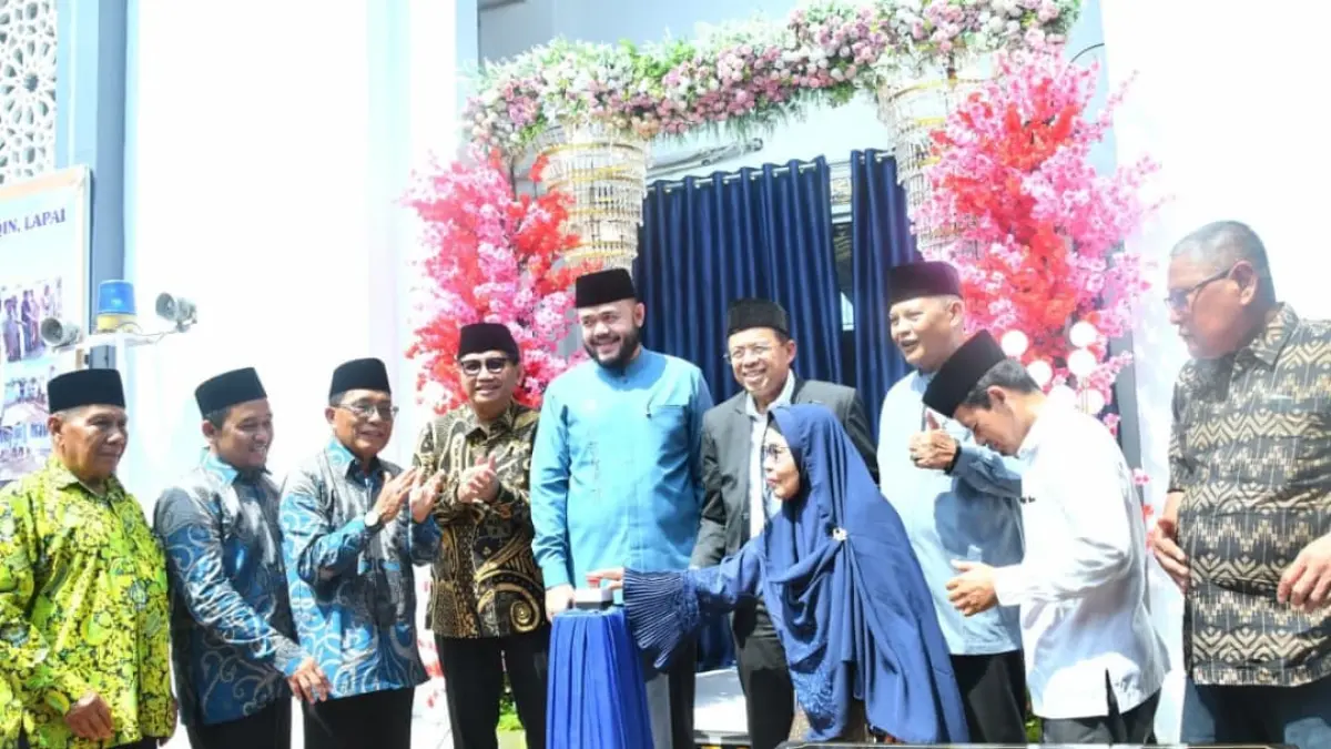 Wali Kota Padang Fadly Amran meresmikan revitalisasi Masjid Muttaqin Kampung Lapai sebagai dukungan Program Smart Surau di Kota Padang.(Foto: Diskominfo)