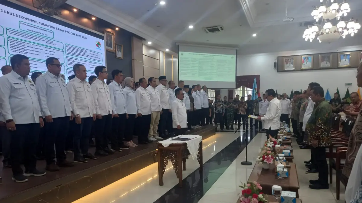 Ketua Umum Dekopin Bambang Haryadi melantik Gun Sugianto sebagai Ketua Dekopinwil Sumatera Barat periode 2025–2030 di Auditorium Istana Gubernur Sumbar, Sabtu (4/7/2026). Pelantikan turut dihadiri Sekretaris Kementerian Koperasi Ahmad Zabadi dan Wagub Sumbar Vasko Ruseimy.