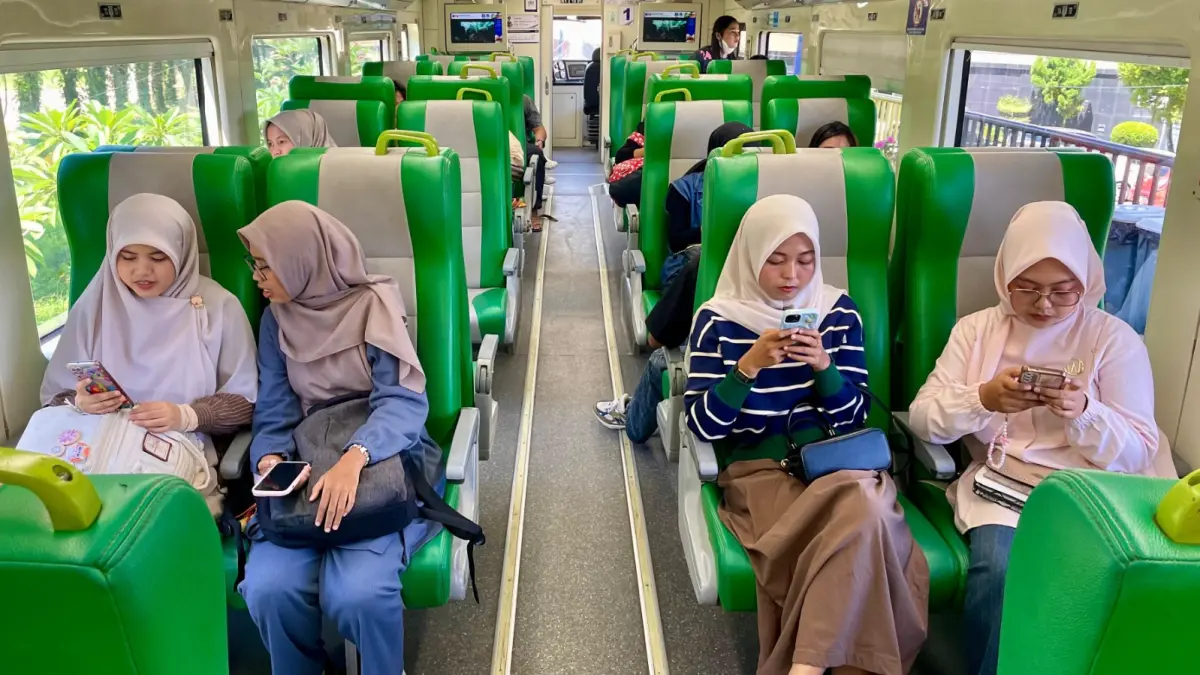Suasana aktivitas penumpang di Stasiun Padang selama masa liburan sekolah 2026. Hingga 5 Juli 2026 pukul 12.00 WIB, KAI Divre II Sumbar telah memberangkatkan 141.651 pelanggan atau meningkat 24,09 persen dibandingkan periode yang sama tahun 2025 lalu.