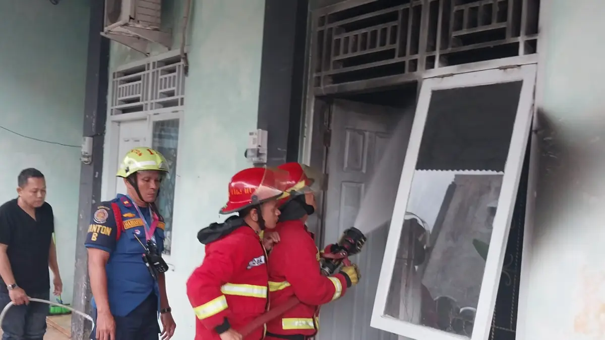 Kebakaran satu kamar kos di Komplek Kodam, Kelurahan Surau Gadang, Kecamatan Nanggalo, Minggu (5/7/2026) sore.
