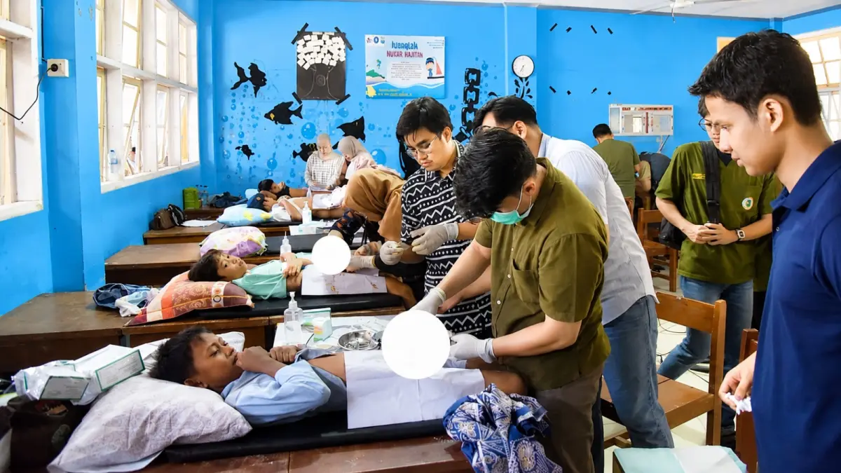 Khitanan massal gratis yang diikuti 80 anak di Aula Lantai II SMAN 1 Pariaman, Minggu (5/7/2026). Kegiatan yang digagas Alumni SMAN 1 Pariaman Angkatan 1996 melibatkan 30 tenaga medis dari Universitas Andalas Padang.