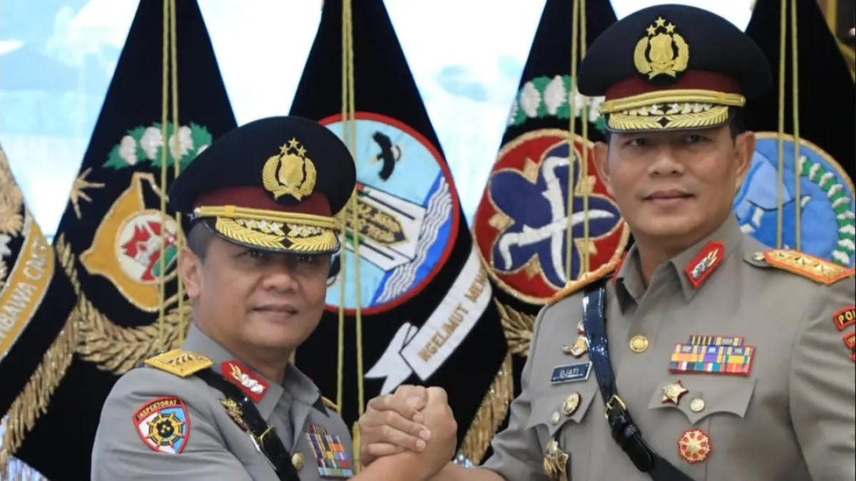 Komjen Pol Gatot Tri Suryanta berjabat erat dengan Irjen Pol Djati Wiyoto Abadhy usai prosesi serah terima jabatan (sertijab) Kapolda Sumbar di Rupatama Mabes Polri, Jakarta, Sabtu (4/7/2026).