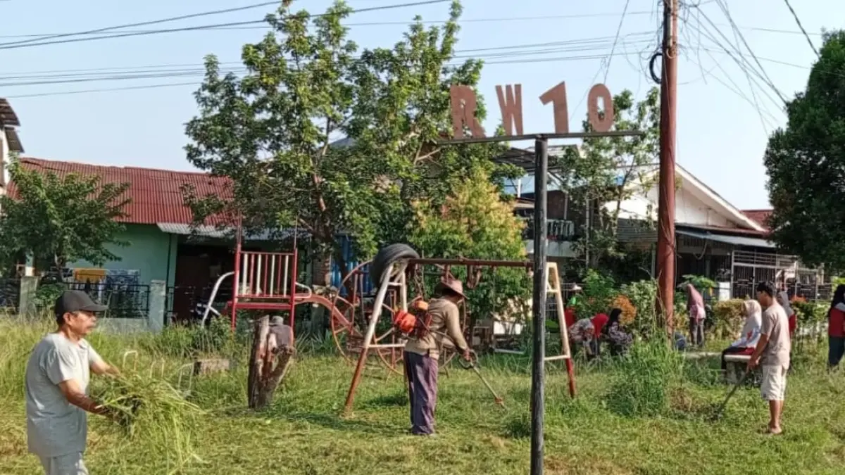 Warga Kompleks Pegambiran Permai RT 01/RW 10 bergotong royong membersihkan lingkungan menyambut HUT ke-357 Kota Padang.(Foto: Dicky Padek)