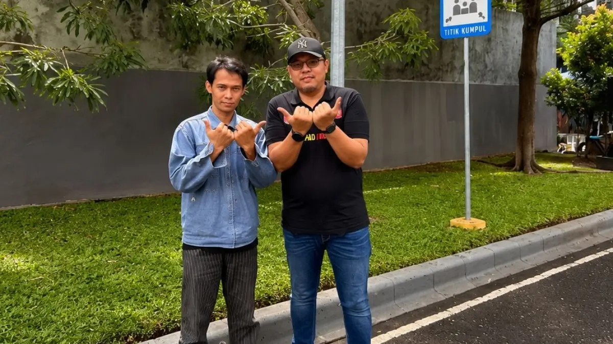 Dayu Koto (kiri) mempersembahkan lagu berjudul&nbsp;Kabau Sirah&nbsp;sebagai bentuk dukungan dan penyemangat bagi Semen Padang FC. (DOKUMENTASI SEMEN PADANG FC)