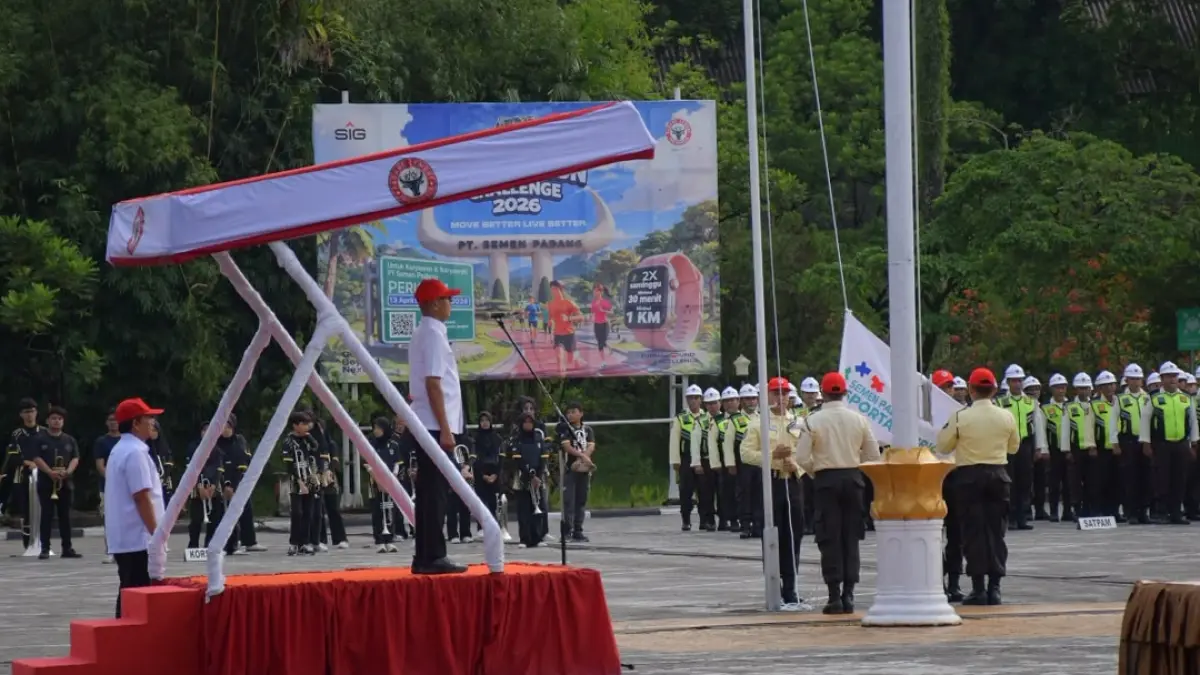 Direktur Utama PT Semen Indonesia (Persero) Tbk (SIG), Indrieffouny Indra, memimpin upacara peringatan HUT ke-68 Pengambilalihan Pabrik PT Semen Padang dari Belanda di Plaza Kantor Pusat PT Semen Padang, Senin (6/7/2026).
