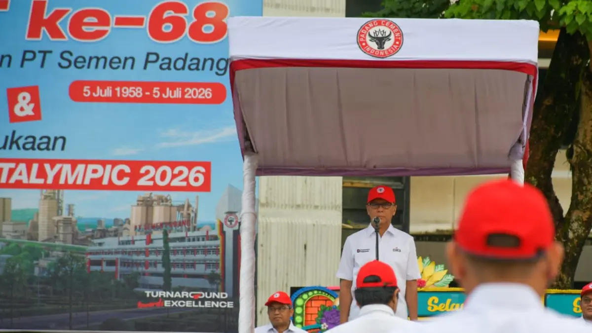 Direktur Utama SIG, Indrieffouny Indra, saat memimpin upacara HUT ke-68 Pengambilalihan Pabrik PT Semen Padang dari Belanda di Plaza Kantor Pusat PT Semen Padang, Senin (6/7/2026).