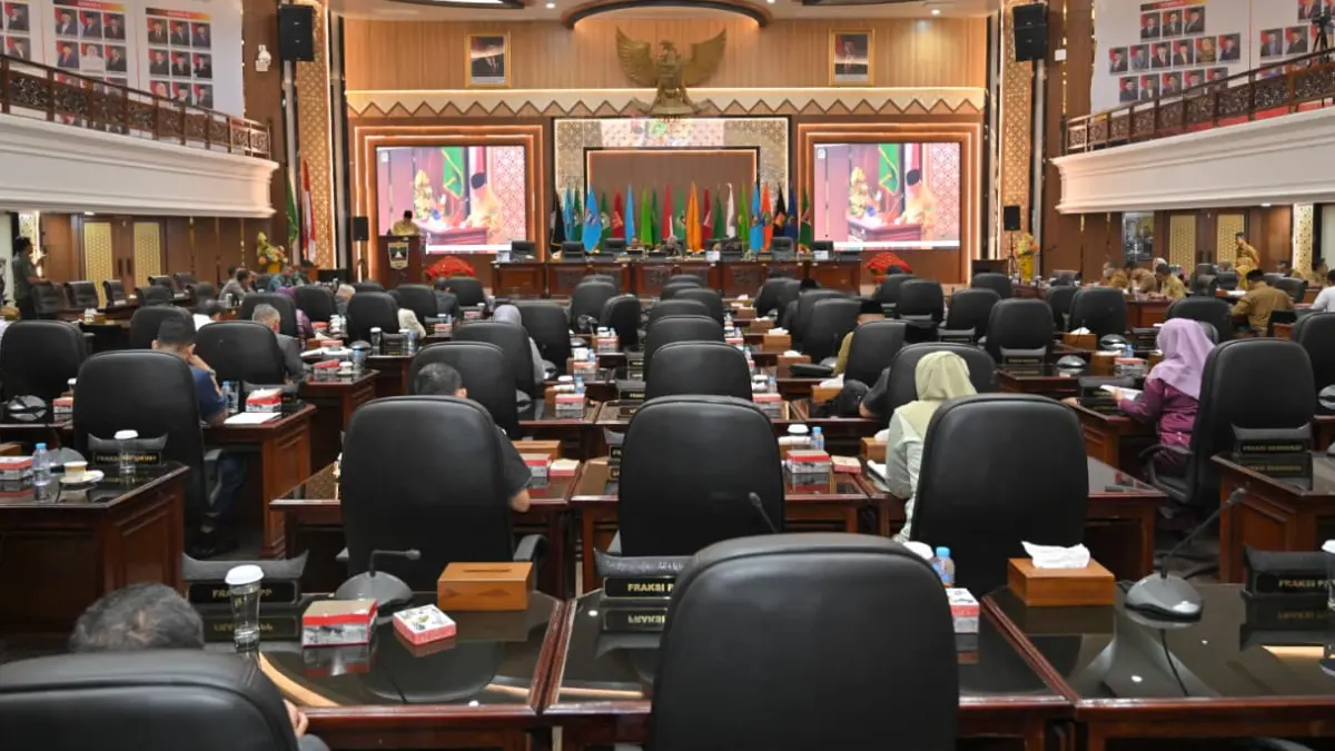 Gubernur Sumatera Barat Mahyeldi Ansharullah menyampaikan kondisi ekonomi dan capaian indikator sosial saat menyerahkan Rancangan KUA-PPAS Tahun Anggaran 2027 kepada DPRD Sumbar di Padang, Senin (6/7/2026).
