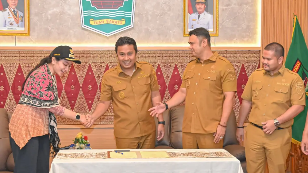 Wakil Gubernur Sumbar Vasko Ruseimy bersama Bupati Dharmasraya Annisa Suci Ramadhani, Bupati Sijunjung Benny Dwifa Yuswir, dan Wakil Wali Kota Sawahlunto Jeffry Hibatullah menandatangani komitmen bersama pengusulan kawasan Sawahlunto–Sijunjung–Dharmasraya (SSD) sebagai Proyek Strategis Nasional (PSN) di Rumah Dinas Wakil Gubernur Sumbar, Senin (6/7/2026). 