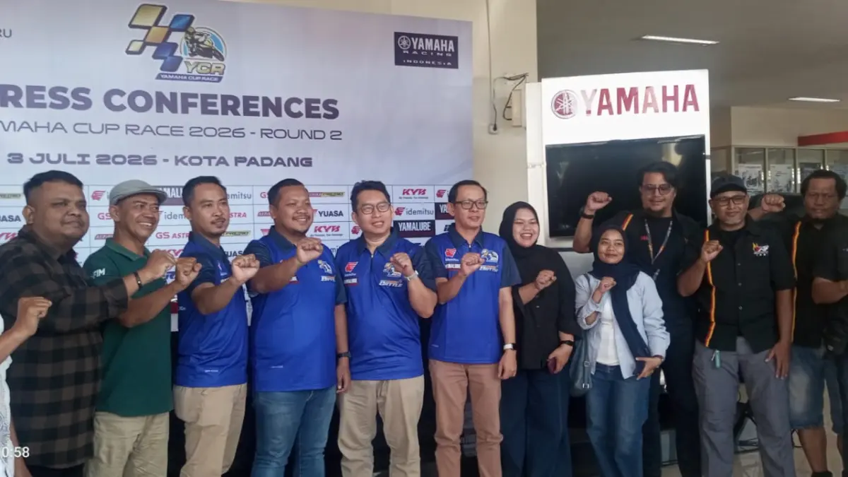 Jajaran panitia, manajemen Yamaha, dan insan pers foto bersama usai konferensi pers Yamaha Cup Race (YCR) 2026 Round 2 di Kota Padang, Kamis (3/7).