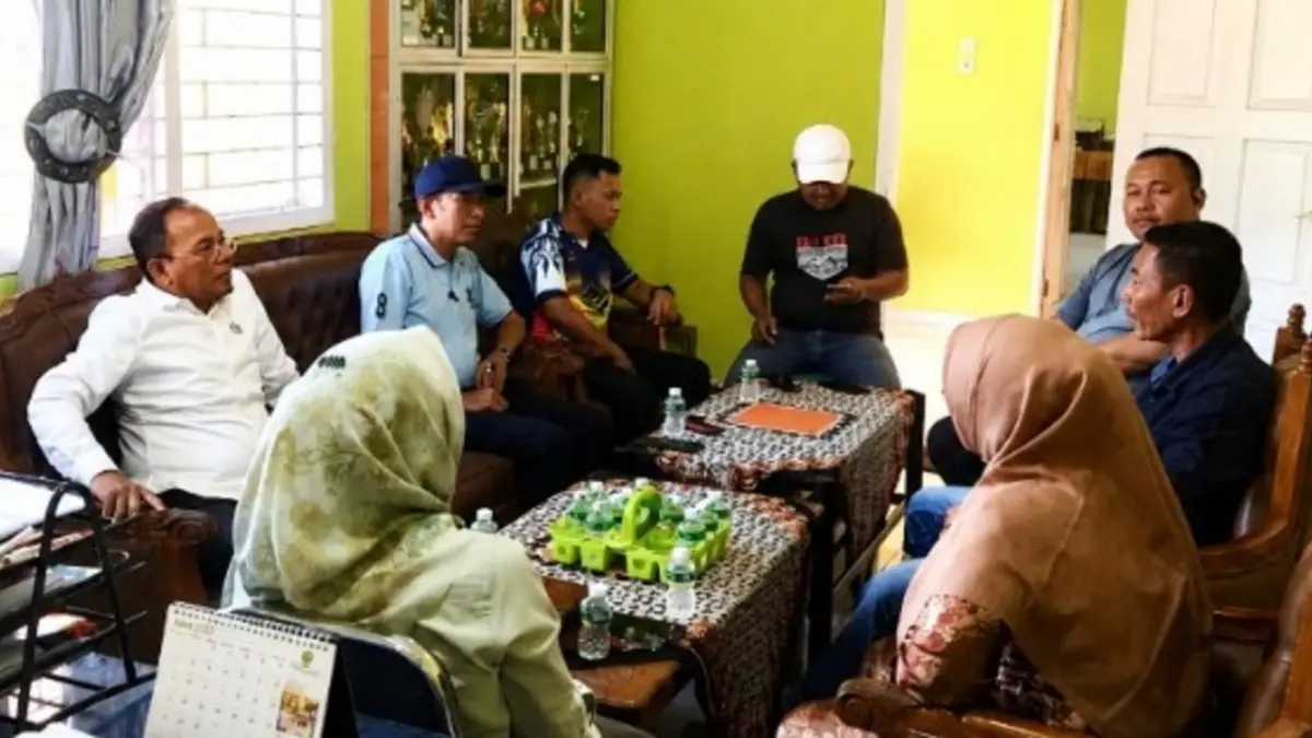 Kepala Dinas Pendidikan dan Kebudayaan Kabupaten Padangpariaman, Hendri, melakukan klarifikasi di SMPN 1 Batanganai terkait laporan dugaan pemaksaan pembelian seragam dengan menghadirkan pihak sekolah, komite, guru, dan tokoh masyarakat, Senin (6/7/2026).