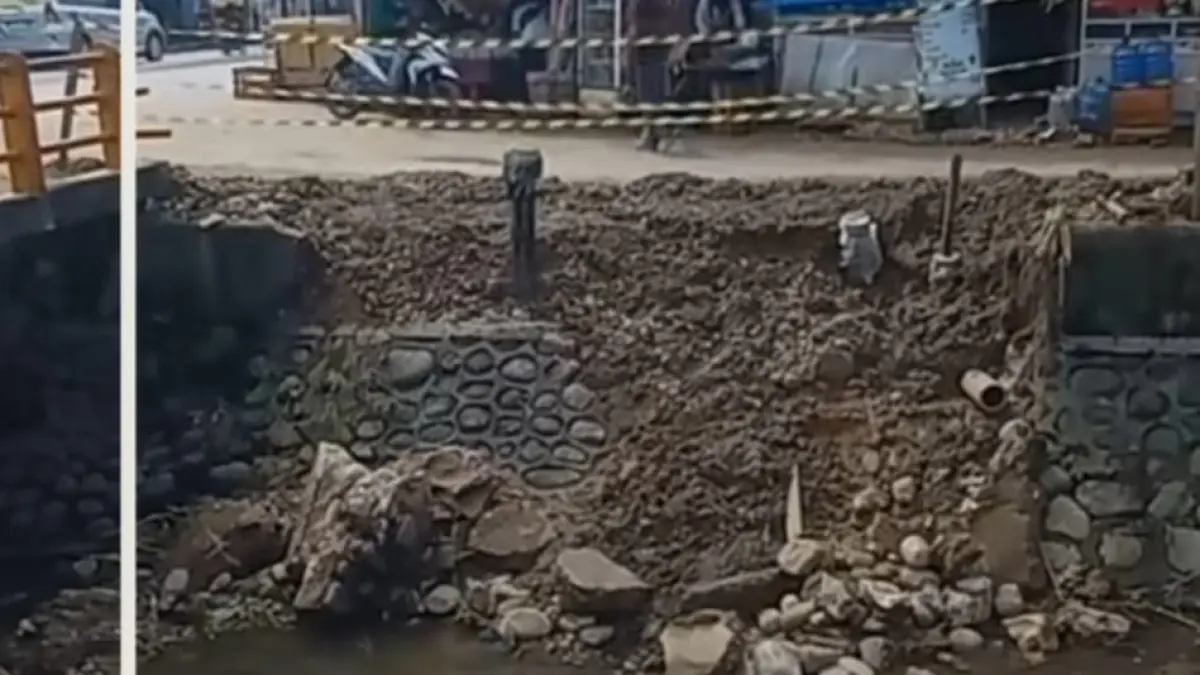 Kondisi lokasi penggalian jaringan pipa Perumda AM Padang depan gerbang M Djamil Padang, Senin (6/7). (Humas Perumda AM Padang)