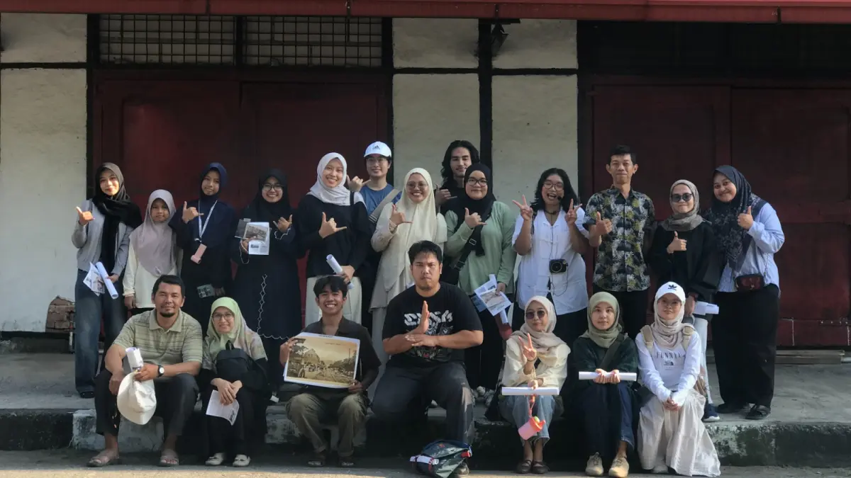 Peserta&nbsp;walking tour sejarah yang digagas Komunitas Lokalis menyusuri kawasan Handelskade di Kota Tua Padang, Sabtu (4/7/2026), untuk mengenal jejak perdagangan dan sejarah kolonial di sepanjang Batang Arau.