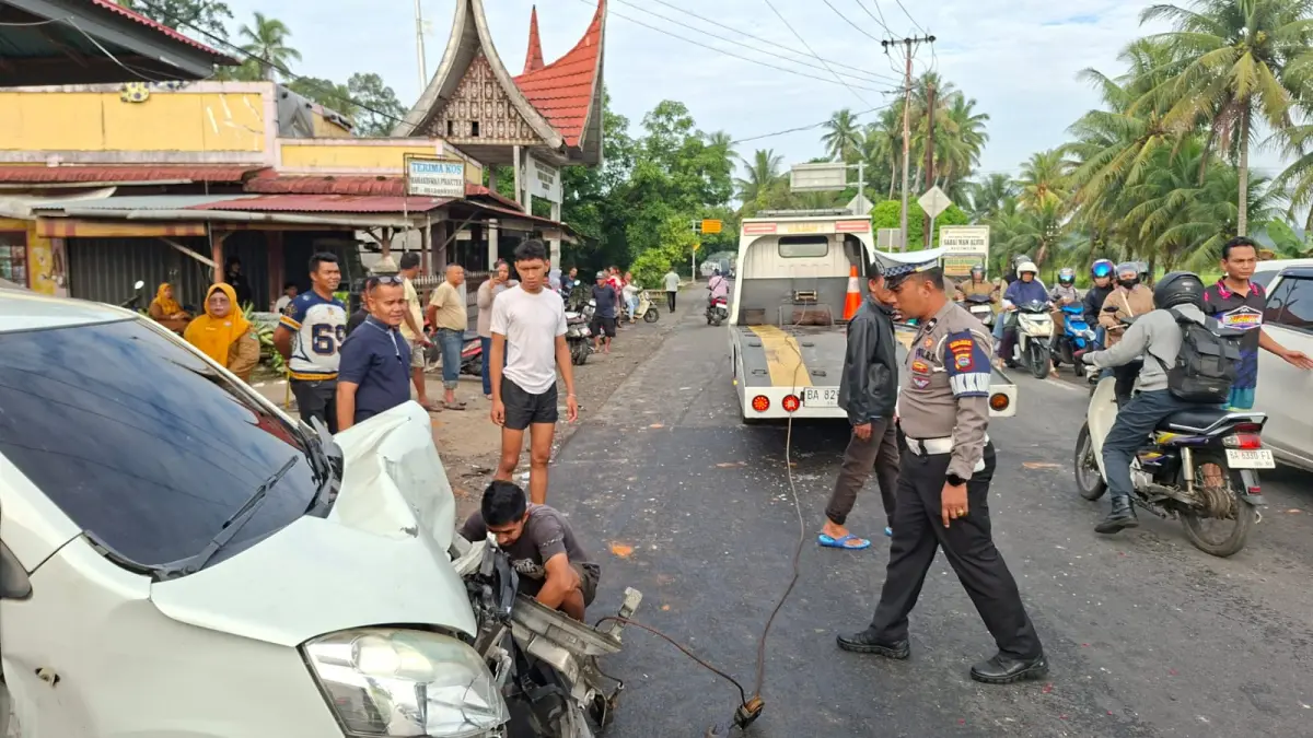 Petugas Satlantas Polres Padangpariaman melakukan olah TKP kecelakaan beruntun yang melibatkan tiga kendaraan di Jalan Padang–Bukittinggi, kawasan Sicincin, Senin (6/7/2026). (Polres Padangpariaman)