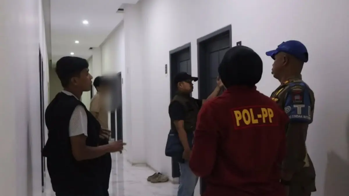 Petugas Satpol PP Kota Padang saat melaksanakan kegiatan pengecekan perizinan usaha penginapan di salah satu penginapan, Minggu (5/7/2026) malam. (Humas Satpol PP Padang)