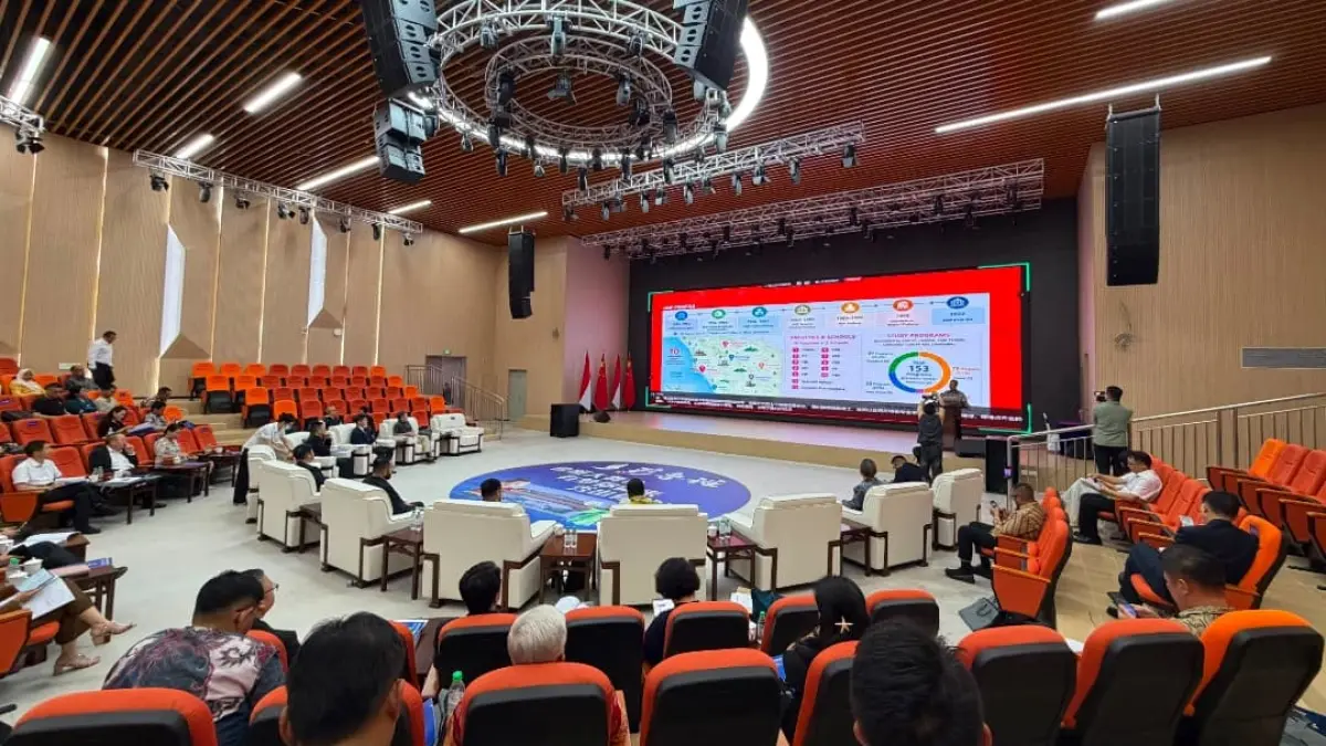 Rektor UNP Krismadinata mempresentasikan peluang kolaborasi akademik internasional di Guangdong Construction Vocational Technology Institute, China.(Foto: Haris Satria/ KKPS UNP)
