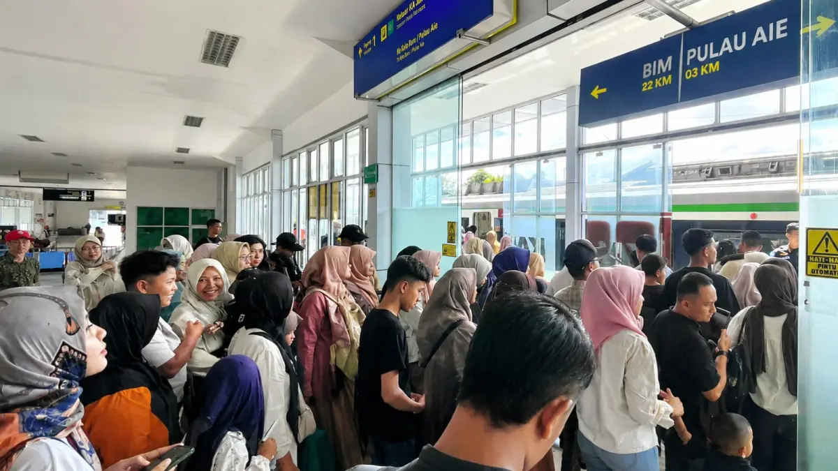 Suasana penumpang kereta api di Sumatera Barat selama masa libur sekolah 2026. KAI Divre II Sumbar mencatat penjualan 10.283 tiket dalam sehari atau 132 persen dari kapasitas tempat duduk.