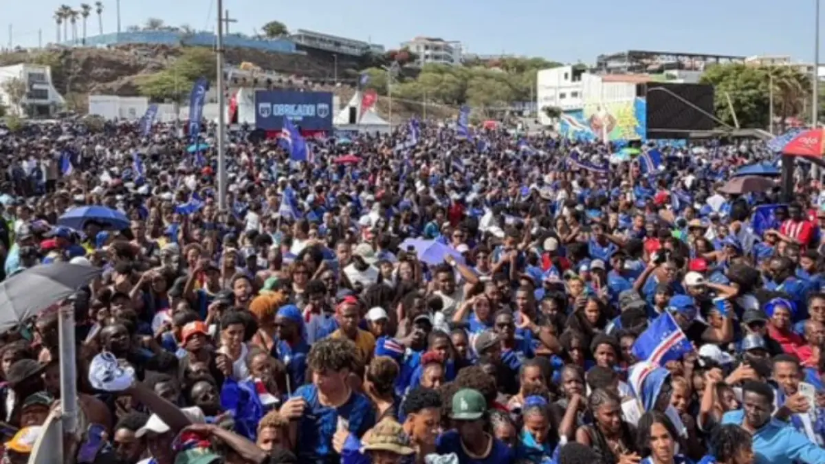 Tim nasional Cape Verde mendapat sambutan bak pahlawan saat kembali ke tanah air pada Minggu (6/7/2026) setelah menorehkan sejarah pada Piala Dunia 2026.(Foto: X @vozinhapr)