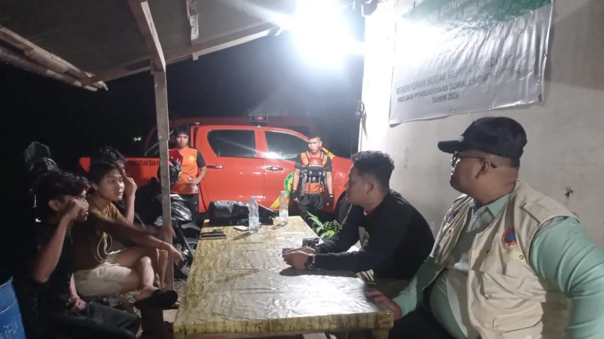 Tim SAR Gabungan melakukan evakuasi selamat terhadap tiga orang pria muda yang sempat hilang kontak di kawasan Pemandian Lubuktongga, Sungaibangek, Padang, Senin dini hari (6/7/2026). (Foto: BPBD Padang)