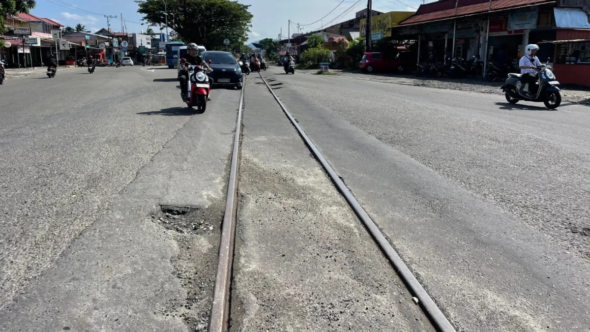 Kondisi Perlintasan Sebidang JPL 21 Km 20+0/1 Tabing–Duku di kawasan Lubuk Buaya, Kota Padang. KAI Divre II Sumbar terus berkoordinasi dengan berbagai pihak untuk mempercepat penanganan sekaligus mengimbau pengguna jalan meningkatkan kewaspadaan saat melintas.