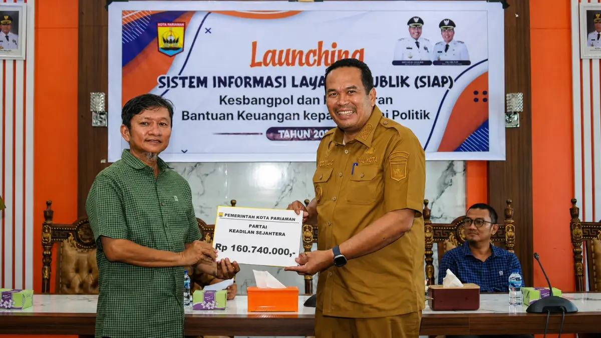 Wako Pariaman Yota Balad serahkan dana bantuan keuangan kepada Partai Keadilan Sejahtera (PKS). Tahun ini, Pemko Pariaman menyalurkan bantuan keuangan Rp925,7 juta kepada delapan partai politik di DPRD, dihitung Rp18.000 per suara sah Pemilu 2024.