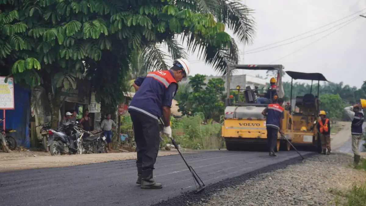 Setelah lebih dari 15 tahun menunggu perbaikan, Jalan Poros Nagari Koto Gadang resmi mulai diaspal melalui kolaborasi antara Pemerintah Kabupaten Dharmasraya, Pemerintah Nagari Koto Gadang, dan sejumlah perusahaan melalui program CSR. (DOKUMENTASI PEMKAB DHARMASRAYA)