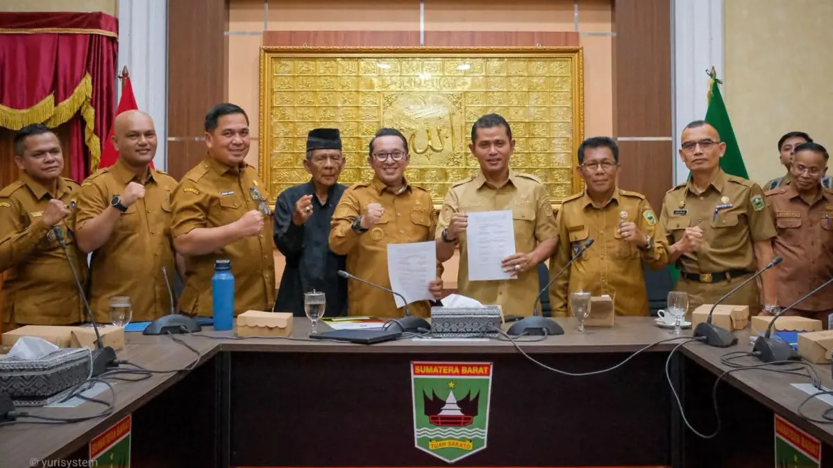 Pemprov Sumbar memfasilitasi rapat penyelesaian sengketa tapal batas Nagari Simawang, Kabupaten Tanahdatar, dan Nagari Bukit Kanduang, Kabupaten Solok, yang dihadiri Bupati Eka Putra, Bupati Jon Firman Pandu, serta dipimpin Asisten Pemerintahan dan Kesra Sumbar Ahmad Zakri di Istana Gubernur Sumbar, Padang, Senin (6/7/2026).