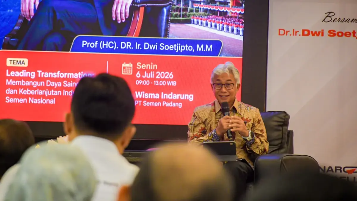 Prof. (H.C.) Dr. Ir. Dwi Soetjipto, M.M. memaparkan materi tentang kepemimpinan strategis dalam sharing session PT Semen Padang di Wisma Indarung, Senin (6/7/2026), sebagai bagian dari upaya memperkuat transformasi dan daya saing perusahaan menghadapi disrupsi industri global.