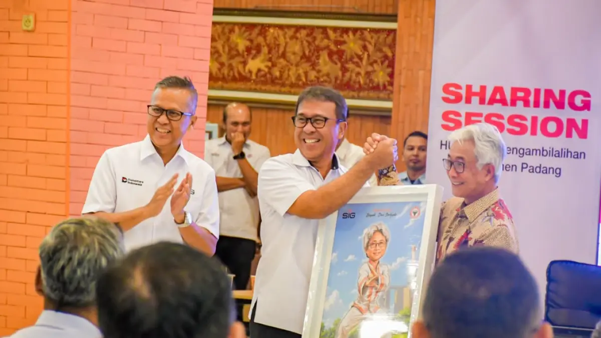 Direktur Utama PT Semen Padang Pri Gustari Akbar (tengah) menyerahkan cenderamata kepada Dwi Soetjipto usai sharing session bertema kepemimpinan strategis di Wisma Indarung, Senin (6/7/2026).