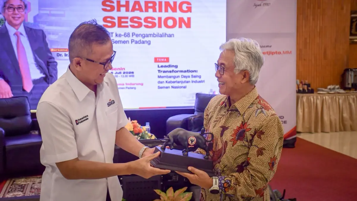 Dirut PT Semen Indonesia Tbk Indrieffouny Indra serahkan cinderamata kepada Prof. (HC) Dr Ir Dwi Soetjipto MM usai dalam acara sharing session yang digelar PT Semen Padang di Wisma Indarung, Senin (6/7/2026).