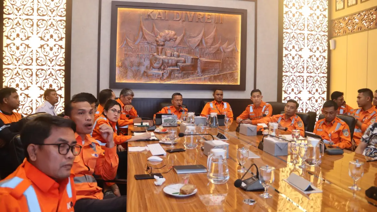 KAI Divre II Sumbar memperkuat budaya keselamatan melalui Safety Committee Juli 2026 guna mewujudkan zero accident dan operasional kereta yang andal.