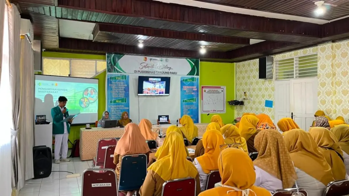 PENINGKATAN KAPASITAS: Tim dosen Poltekkes Kemenkes Padang memberikan materi kepada tenaga kesehatan Puskesmas Tanjung Paku, Kota Solok, dalam kegiatan pengabdian kepada masyarakat bertajuk Peningkatan Kapasitas Tenaga Kesehatan dalam Pencegahan Hipertensi melalui Interprofessional Education–Collaborative Practice (IPE-CP), beberapa waktu lalu.(DOK. PRIBADI)