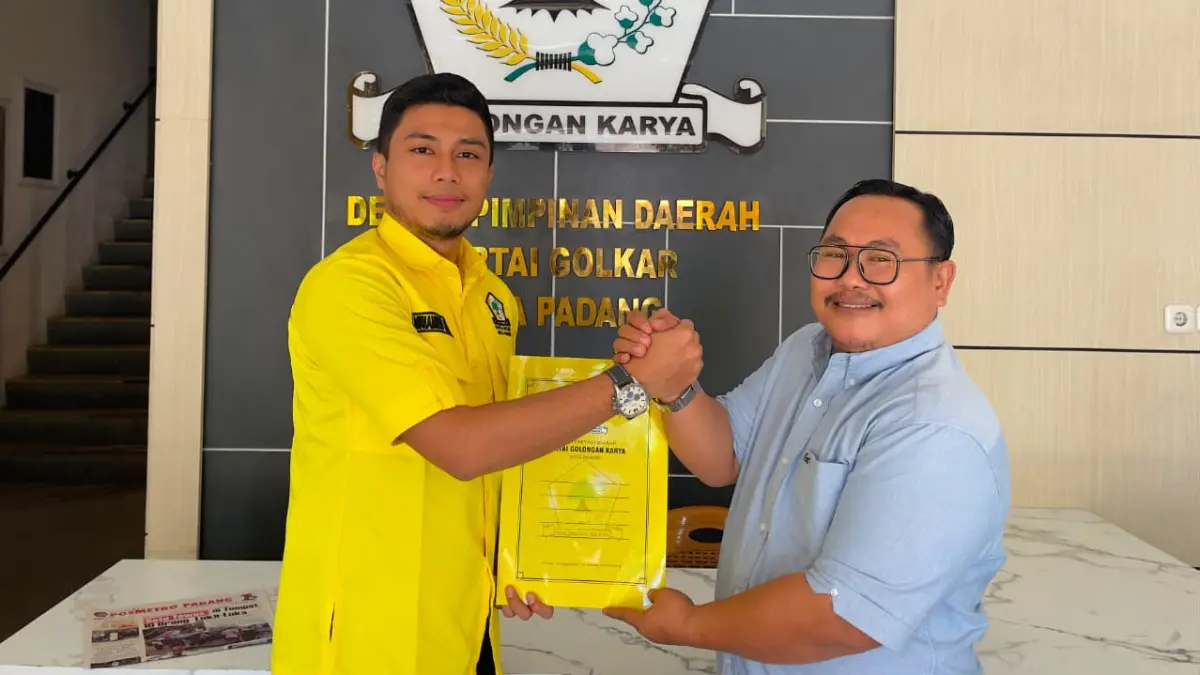 Muhammad Rizky Ananda menerima SK sebagai Plt Ketua PK Partai Golkar Lubuk Begalung untuk memimpin konsolidasi organisasi hingga pelaksanaan MUSCAM 20 Juli 2026.