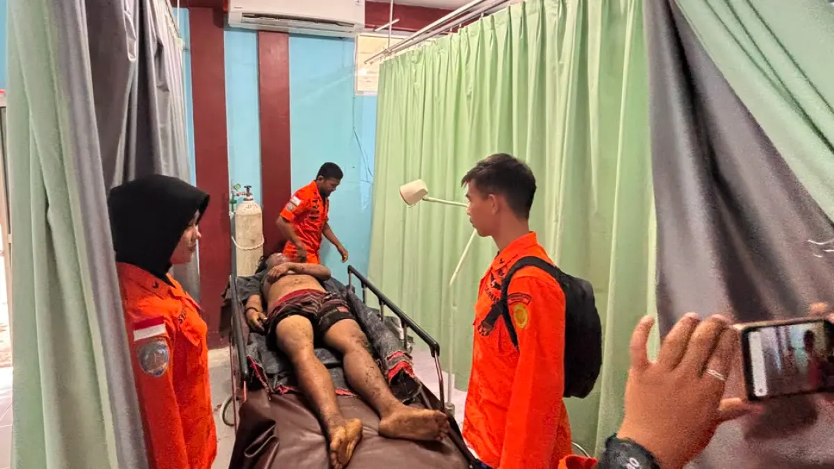 Petugas SAR gabungan mengevakuasi Ardan (36), kernet truk pengangkut besi yang mengalami kecelakaan di Jalan Barangan, Kuranji, Kabupaten Padangpariaman, Selasa (7/7/2026).