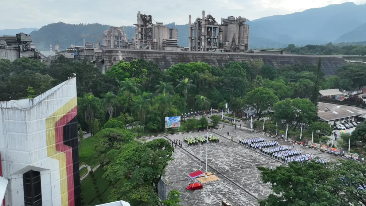 PT Semen Padang memperingati Hari Ulang Tahun (HUT) ke-68 Pengambilalihan Pabrik dari Belanda dengan menggelar upacara di Plaza Kantor Pusat PT Semen Padang, Senin (6/7/2026).