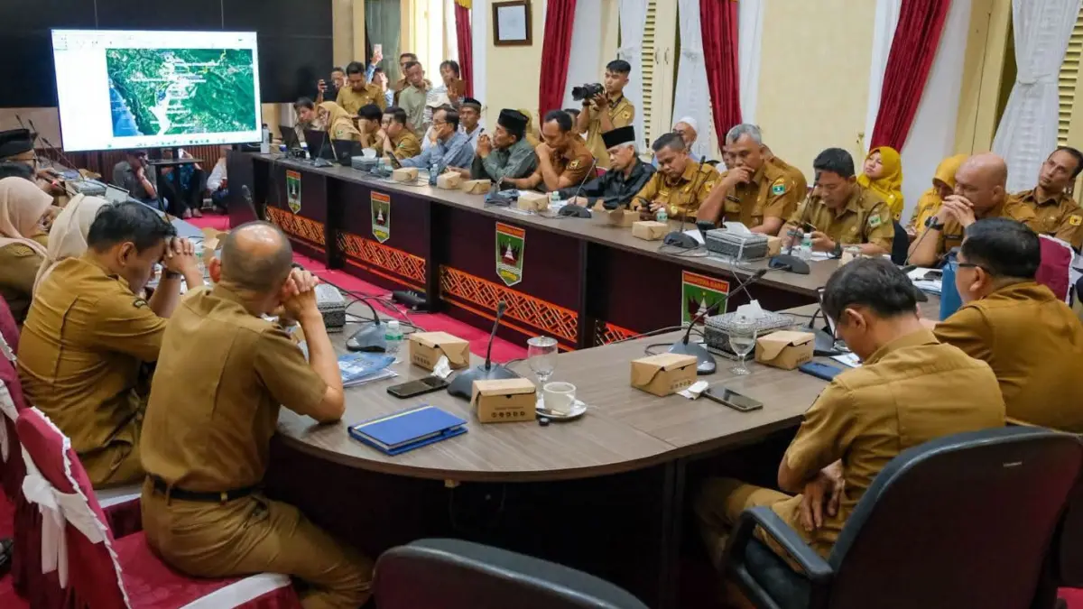Rapat penyelesaian sengketa tapal batas Nagari Simawang, Kabupaten Tanahdatar, dan Nagari Bukit Kanduang, Kabupaten Solok, dipimpin Asisten Pemerintahan dan Kesra Sumbar Ahmad Zakri di Istana Gubernur Sumbar, Padang, Senin (6/7/2026).
