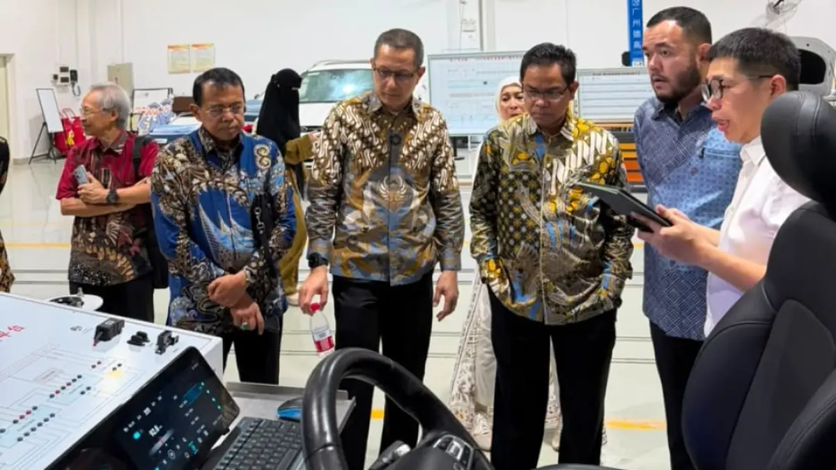Rektor UNP, Ir. Krismadinata, Ph.D bersama Wali Kota Padang Fadly Amran pertemuan dengan Foshan Polytechnic di Foshan, China, Selasa (7/7/2026), bahas implementasi Program Padang Juara melalui penguatan kerja sama pendidikan internasional.(Foto: KKPS UNP)