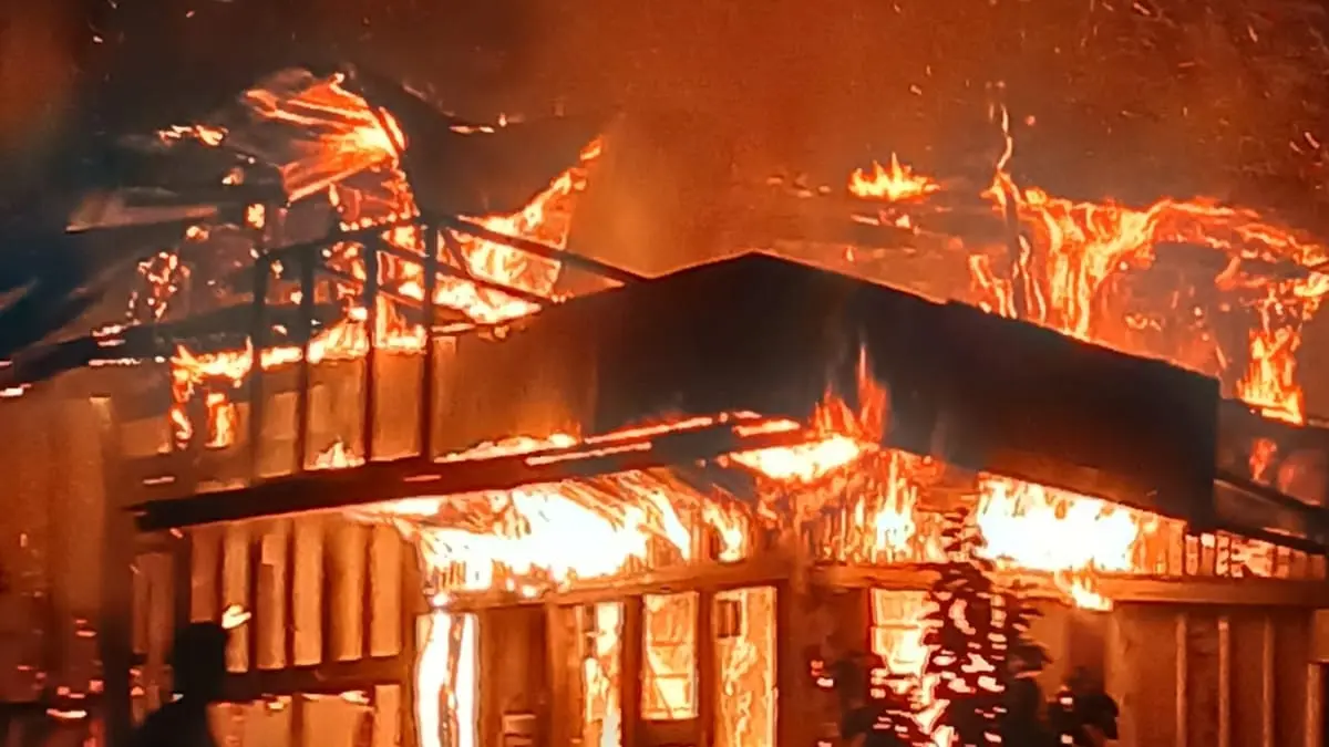 Rumah semi permanen terbakar di Jorong Sungai Rotan, Nagari Cupak, Kecamatan Gunung Talang, Kabupaten Solok, Selasa (7/7/2026) dini hari. (Foto: Dinas Damkar Kabupaten Solok)