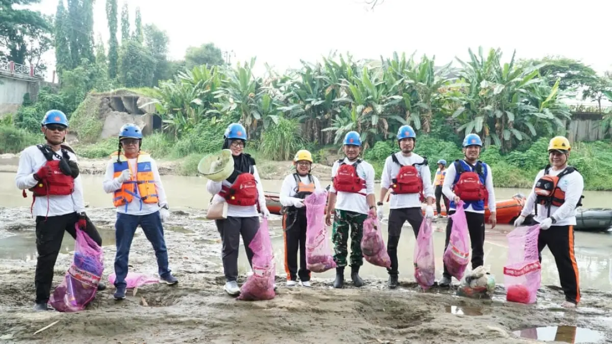 Tim PT Bukit Asam (PTBA) bersama pemerintah, komunitas, dan masyarakat membersihkan sampah di bantaran Sungai Enim, Tanjung Enim, Muara Enim, pada peringatan Hari Lingkungan Hidup Sedunia 2026.(Foto: Corcom PTBA)