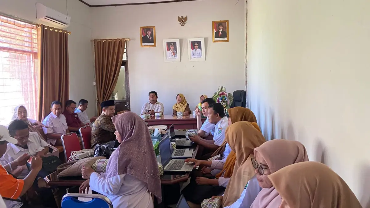 Aparatur nagari mengikuti Bimbingan Teknis (Bimtek) Indeks Desa Membangun (IDM) di ruang kerja Camat Linggo Sari Baganti, Kabupaten Pesisir Selatan, Senin (6/7). Kegiatan tersebut bertujuan meningkatkan kualitas pengelolaan dan akurasi data IDM sebagai dasar penyusunan kebijakan pembangunan nagari. (Dok Kecamatan Linggo Sari Baganti)