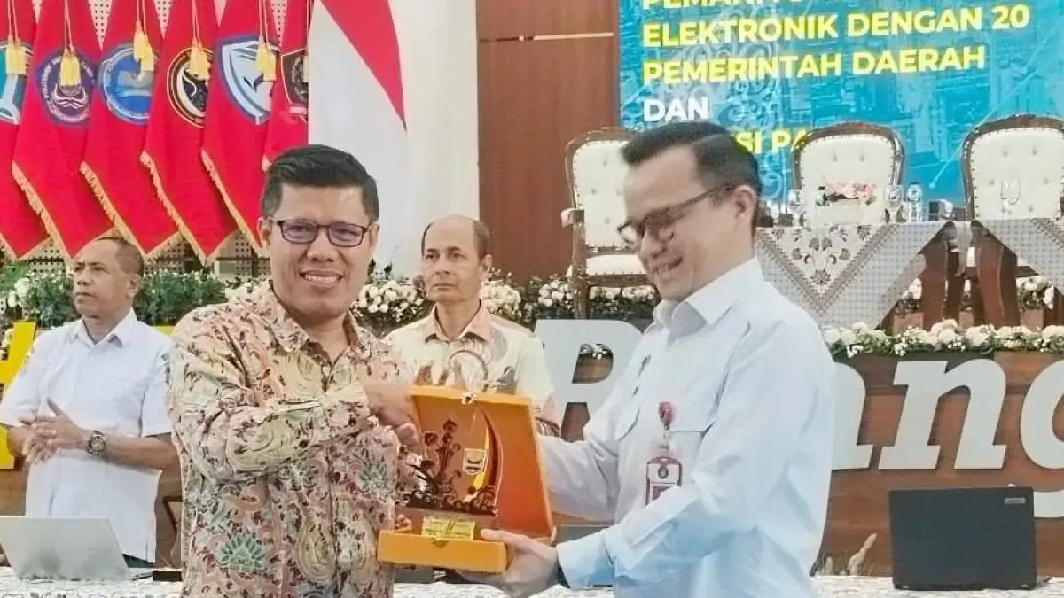 Kepala Dinas Kominfo Kota Pariaman Yalviendri (kiri) menyerahkan cenderamata khas Pariaman kepada Kepala Balai Besar Sertifikat Elektronik (BSrE) Badan Siber dan Sandi Negara (BSSN), Jonathan Gerhard Tarigan, usai penandatanganan PKS Pemanfaatan Sertifikat Elektronik di Kantor BSSN, Sawangan, Depok, Jawa Barat, Rabu (8/7/2026).