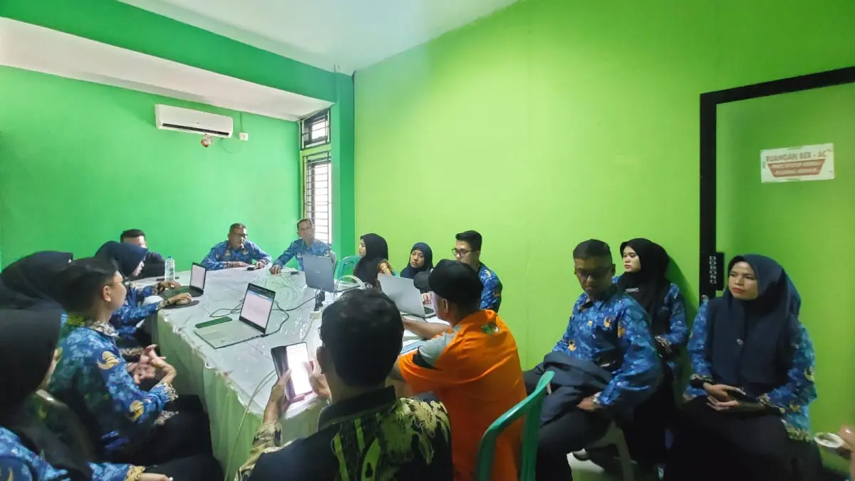 Aparatur Kecamatan Airpura bersama para wali nagari mengikuti perekaman Tanda Tangan Elektronik (TTE) di Aula Kantor Camat Airpura, Kamis (2/7).  (Kecamatan Airpura untuk Padek)