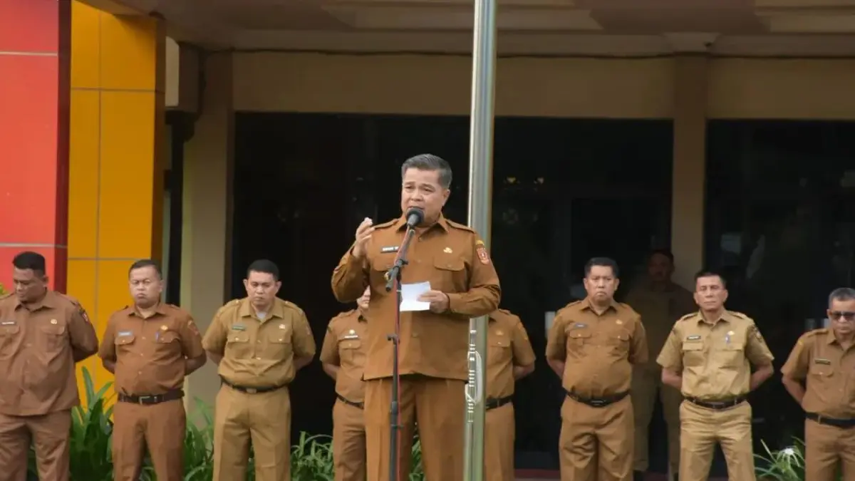 Bupati Agam Benni Warlis menyampaikan arahan saat memimpin apel gabungan organisasi perangkat daerah (OPD) di halaman Kantor Bupati Agam, Senin (6/7).&nbsp; (DOK PEMKAB AGAM)