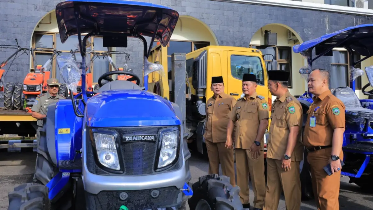 Bupati Pasaman Welly Suhery bersama Wakil Bupati H. Parulian didampingi jajaran mengecek bantuan alsintan usai pengukuhan Brigade Alsintan di halaman Kantor Bupati Pasaman, 
Senin (6/7). (DOK Pemkab Pasaman)