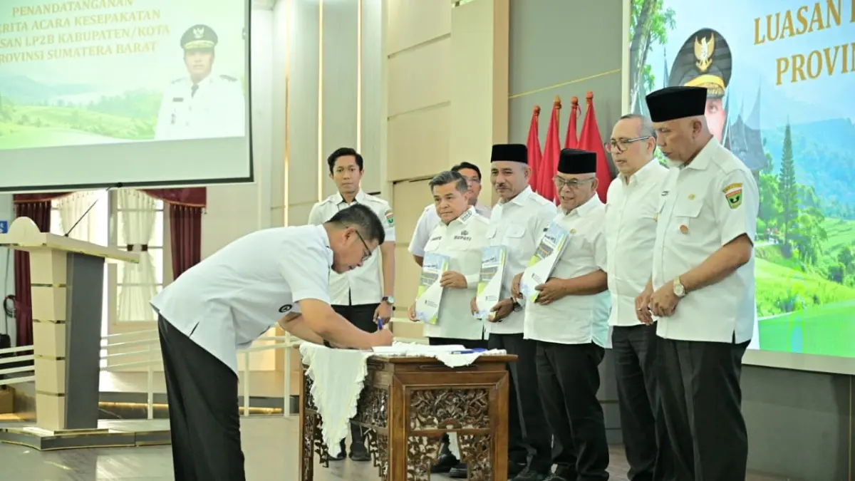 Bupati Pasaman Welly Suhery saat mengikuti penandatanganan Berita Acara Kesepakatan Lahan Pertanian Pangan Berkelanjutan (LP2B) di Auditorium Gubernuran, Padang, Rabu (8/7). (DOK BIRO ADPIM)