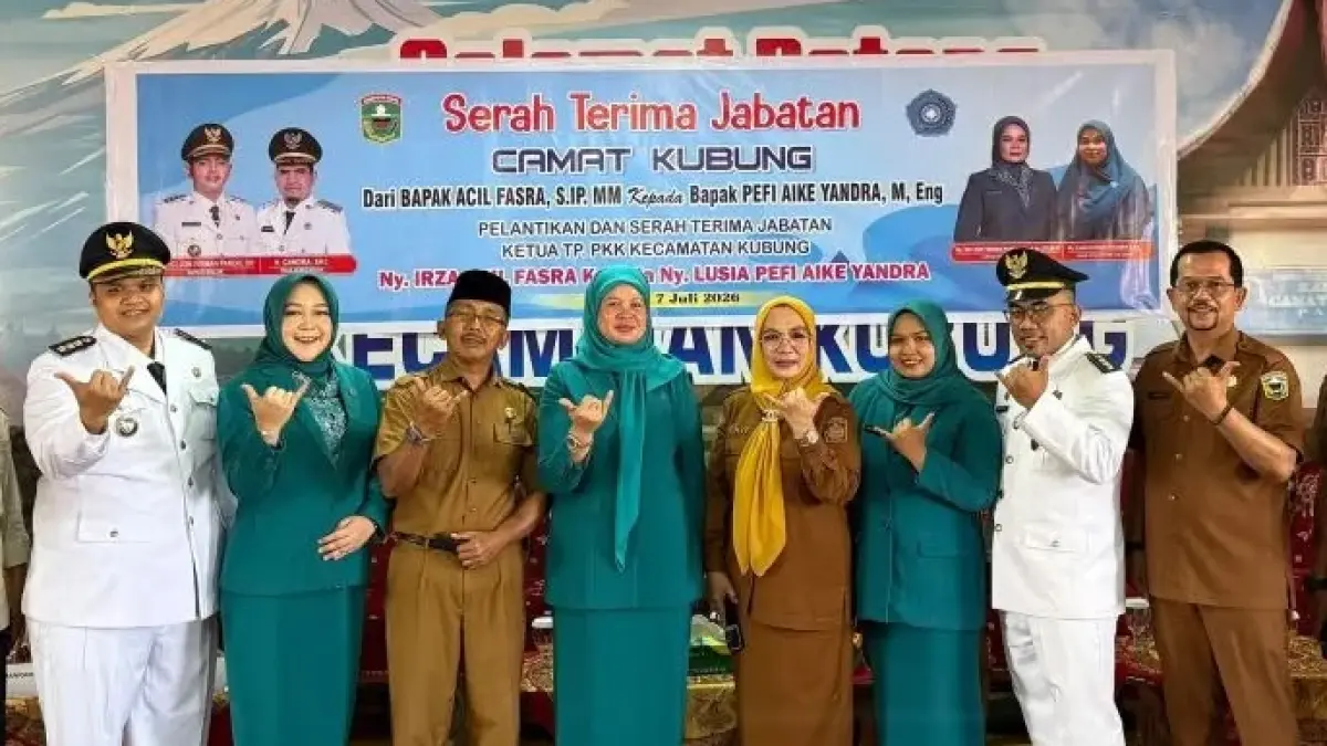 Camat Kubung Pefi Aike Yandra resmi menerima estafet kepemimpinan dari Acil Fasra dalam serah terima jabatan di Aula Kantor Camat Kubung, Kabupaten Solok, Selasa (7/7/2026).