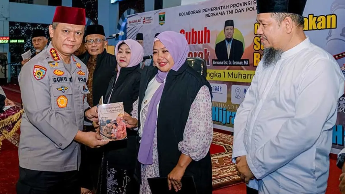 Dosen Pascasarjana UM Sumatera Barat, Dr. Rahmi, M.Ag., meluncurkan buku "Pendidikan Agama dan Culture Policing sebagai Benteng di Asrama Polri" pada kegiatan Gerakan Subuh Berjamaah di Masjid Raya Sumatera Barat.