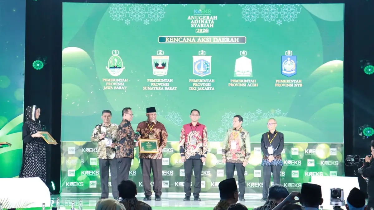 Gubernur Sumatera Barat Mahyeldi Ansharullah menerima penghargaan Anugerah Adinata Syariah 2026 di Auditorium Bank Mega, Jakarta. Sumbar meraih tiga capaian nasional sekaligus mendapat dukungan KNEKS untuk rencana penerbitan Sukuk Daerah. (DOK BIRO ADPIM)
